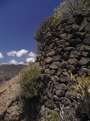 Die Mauer schliesst den Westen des Roque Bentaiga ab